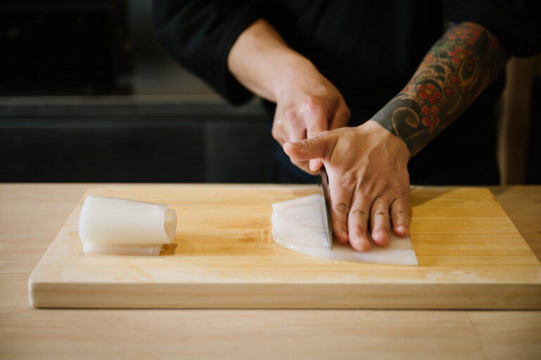 Omakase in SG : Fresh squid being expertly cut at the sushi counter