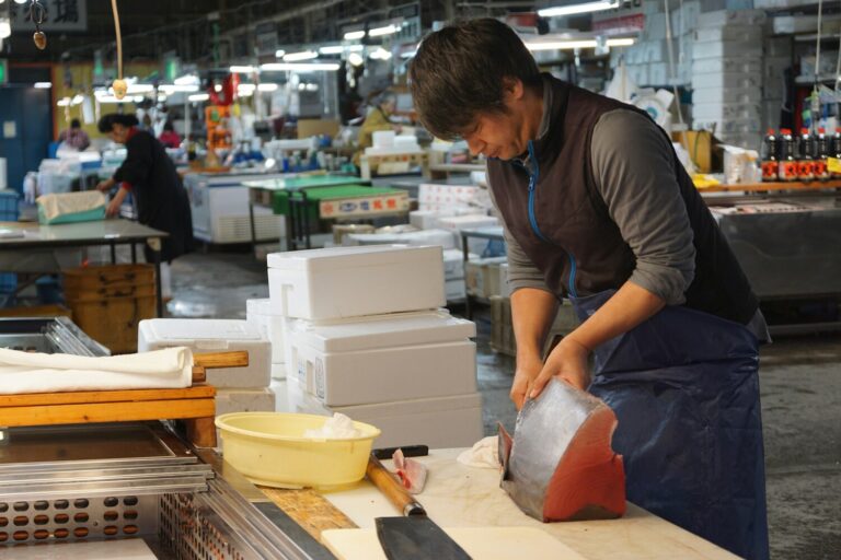 Sushi in Singapore : Fresh sashimi quality begins with expert selection at Toyosu Market