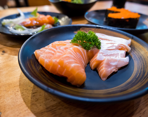 Sushi in Singapore : Vibrant sashimi platter showcasing seasonal fish