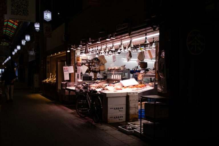 Japan Cuisine Singapore : Early morning activity at Tokyo’s Toyosu Market, sourcing the finest ingredients.
