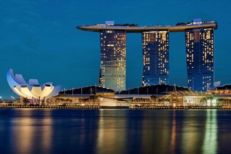 Fine dining restaurants in SG : Singapore skyline backdrop complementing a sophisticated fine dining experience.