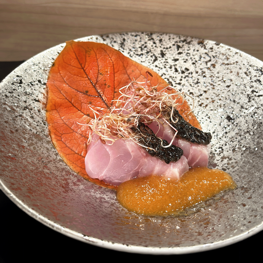A beautifully plated omakase course featuring vibrant seasonal ingredients arranged with artistic balance and Japanese culinary elegance.