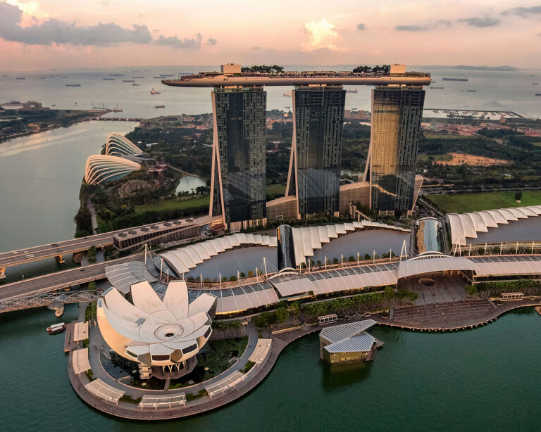 A scenic view of Singapore’s skyline with modern buildings and calm waters, reflecting the city’s coastal connection to fresh seafood culture.